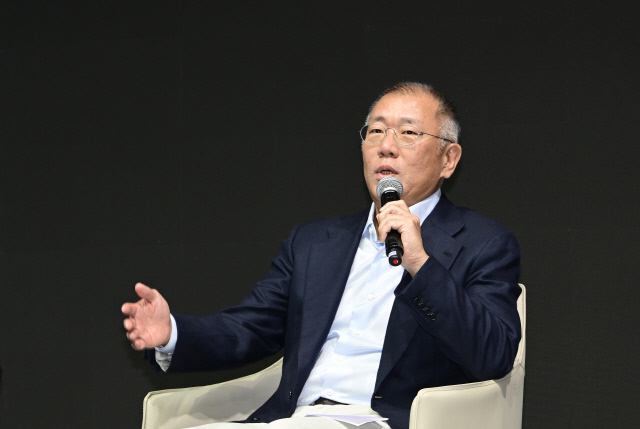 정의선 현대차그룹 회장이 6일 경기도 고양시 소재 현대모터스튜디오 고양에서 열린 2025년 신년회에 참석했다. 사진은 HMG 라운드 테이블에서 질문에 답하고 있는 정의선 회장. 현대차그룹 제공